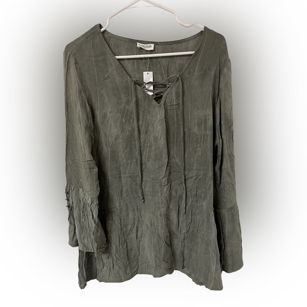 Loana size Medium. 100% Rayon. Bell sleeves with buttons